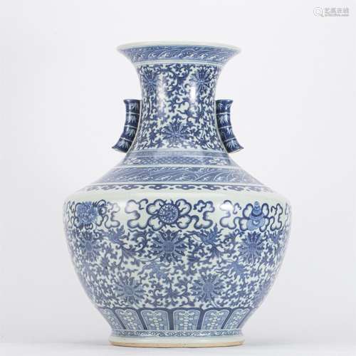 A CHINESE BLUE AND WHITE PORCELAIN VASE