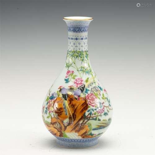 A CHINESE WUCAI PORCELAIN FLOWERS BIRDS VASE