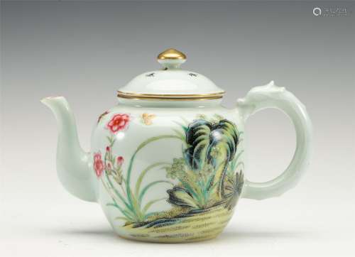 A CHINESE WHITE PORCELAIN FLOWERS TEAPOT