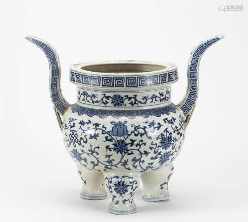 A CHINESE BLUE AND WHITE PORCELAIN INCENSE BURNER