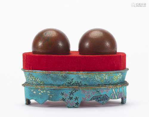 A PAIR OF CHINESE HAND BALLS