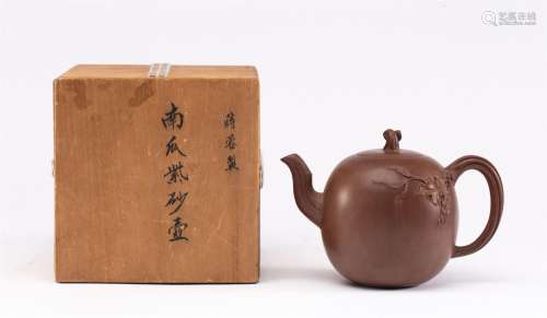 A CHINESE YIXING ZISHA CLAY TEA POT