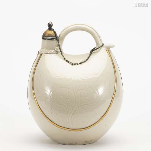 A CHINESE DING TYPE GLAZE PORCELAIN EWER
