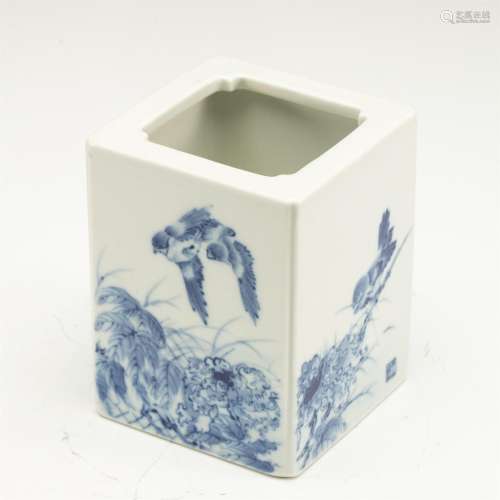 A CHINESE BLUE AND WHITE PORCELAIN BRUSH POT