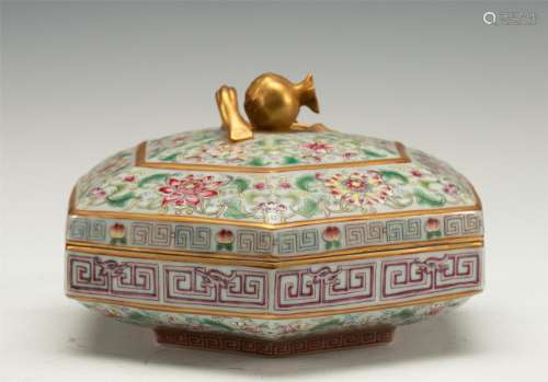 A CHINESE FLOWERS PORCELAIN BOX