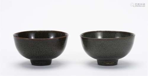 A PAIR OF CHINESE RU TYPE GLAZE PORCELAIN BOWLS