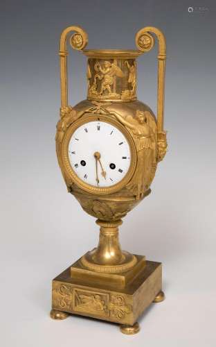 Clock; Empire style, first third of 1810.Gilt bronze.It is i...
