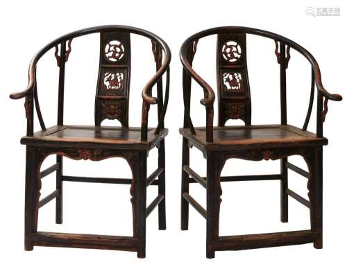 A PAIR OF CHINESE BLACK LACQUERED ELM HORSESHOE-BACK CHAIRS