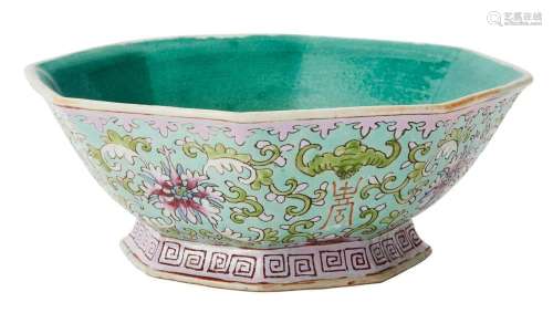 A CHINESE PORCELAIN OCTAGONAL BOWL
