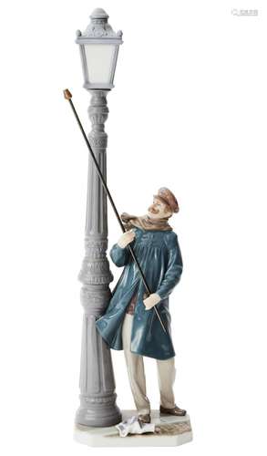 A LLADRO PORCELAIN  LAMPLIGHTER  FIGURE