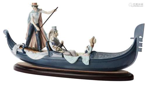 A LLADRO PORCELAIN  IN THE GONDOLA  FIGURAL GROUP