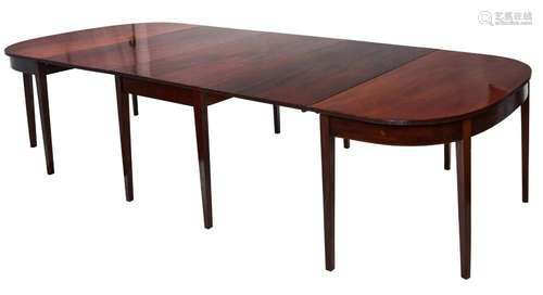 A MAHOGANY EXTENDING DINING TABLE