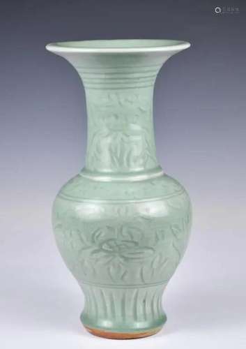 A Longquan Celadon Glaze Vase Qing