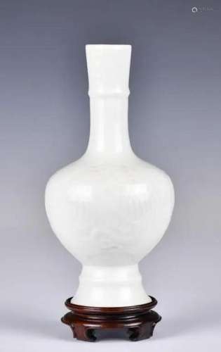 A White Porcelain Incised Bottle w/Stand Qing