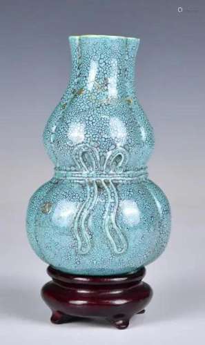 A Robin's Egg Glaze Double Gourd Vase w/Stand Qing