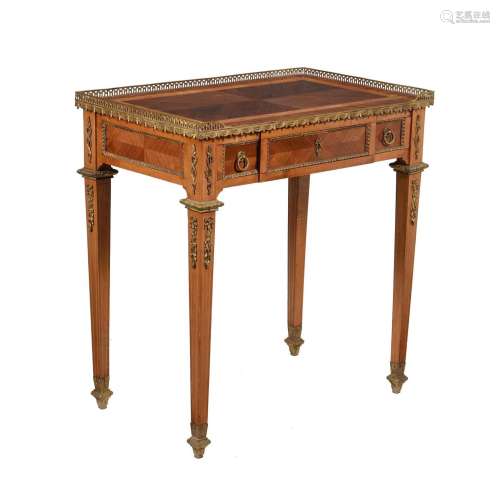 【Y】A FRENCH ROSEWOOD AND GILT METAL MOUNTED TABLE