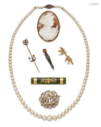 A small group of jewellery, comprising: a shell cameo brooch...