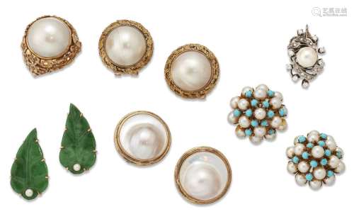 A collection of jewellery: comprising; a pair of mabe pearl ...