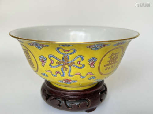 An imperial colour grounded bowl with writings, Qing Dynasty...