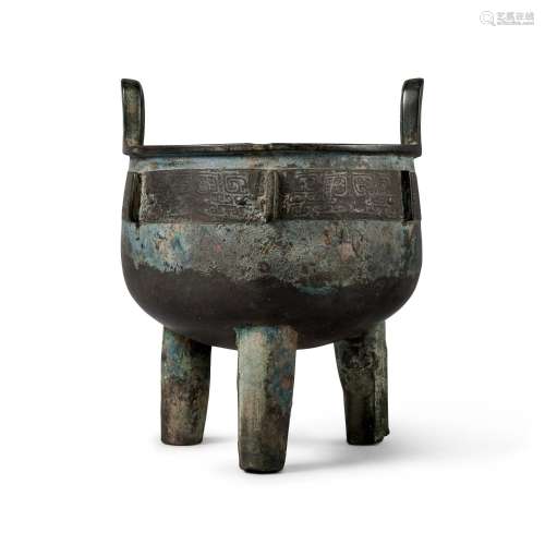An inscribed archaic bronze ritual food vessel (Ding), Late ...
