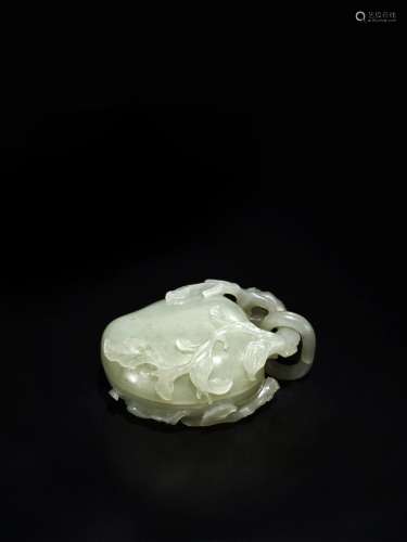 A small white jade 'peach' box and cover, Qing dynasty, Qian...