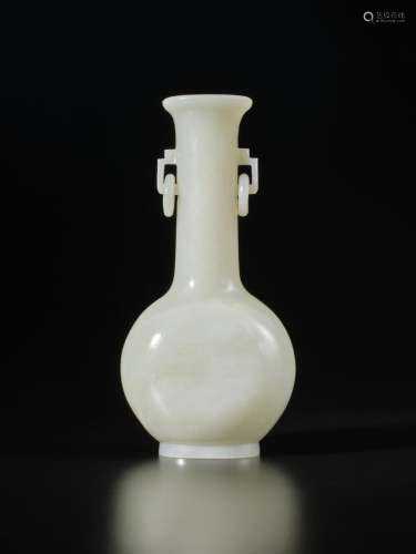 A white jade vase, 19th / 20th century | 十九 / 二十世紀 白玉...