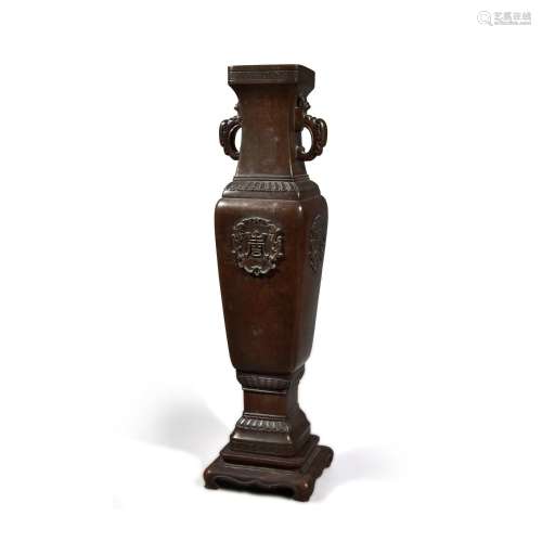 A large bronze 'shou' handled vase, Late Ming dynasty | 明末...