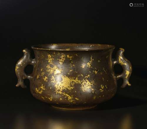 A large gilt-splashed bronze censer, Late Ming dynasty | 明末...