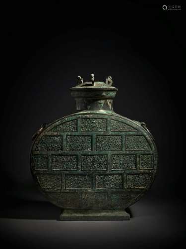 A rare copper-inlaid bronze wine vessel and cover (Bianhu), ...
