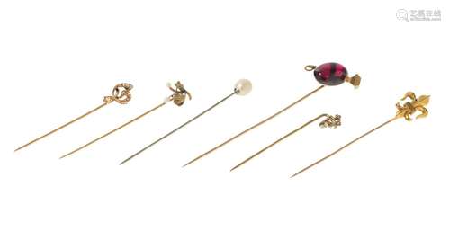 Set of six shading or headdress needles. In yellow gold, fou...