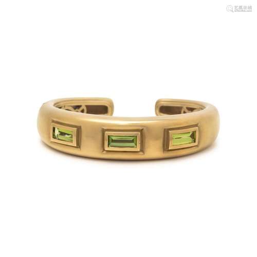 KIESELSTEIN-CORD, YELLOW GOLD AND PERIDOT CUFF BRACELET 