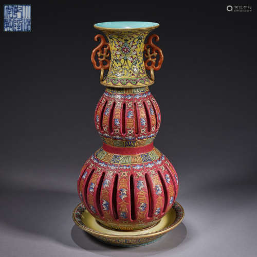 A ruby-ground reticulated revolving vase,Qing dynasty,Qianlo...
