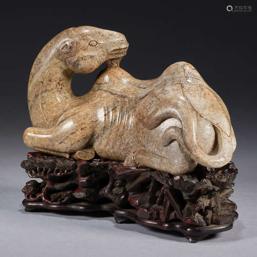 A jade carving of camel with wood stand,Qing dynasty