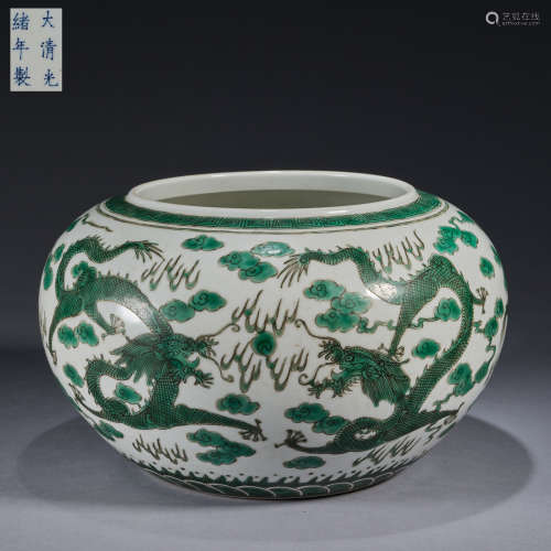 a green-enamel 'dragon' jar,Qing dynasty,Guangxu period,diam...