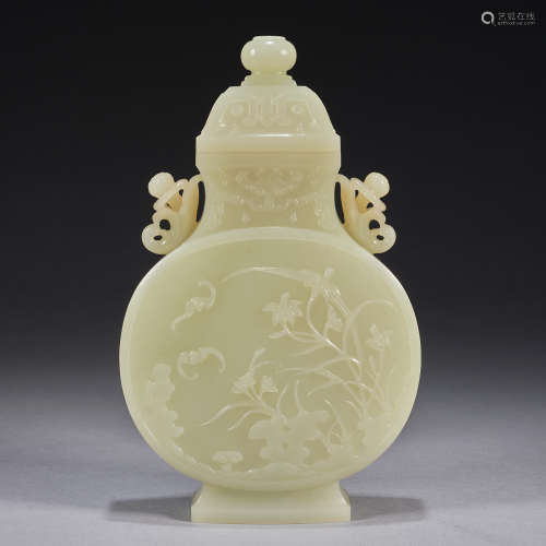 A finely carved jade vase and cover,Qing dynasty