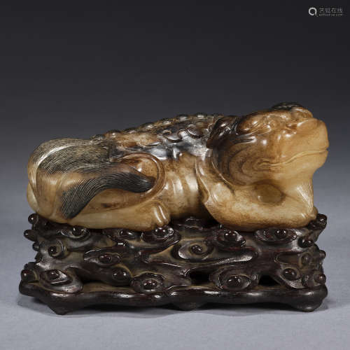A jade carving of lion with wood stand, Qing dynasty