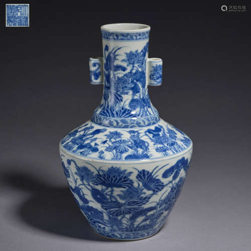 A handled blue and white vase,Qing dynasty,Qianlong period,h...
