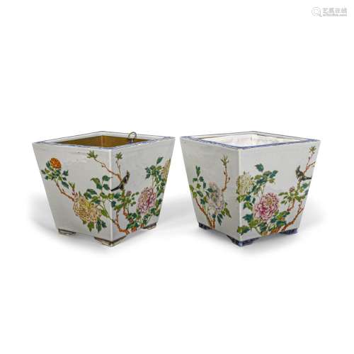 A PAIR OF CHINESE PORCELAIN JARDINIÈRES20th century