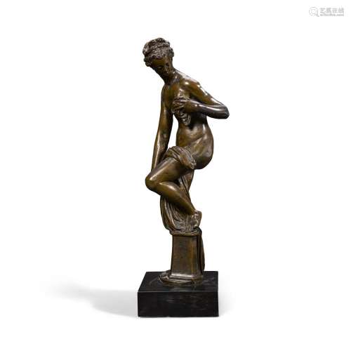 AN ITALIAN PATINATED BRONZE FIGURE: VÉNUS SORTANT DU BAINAtt...