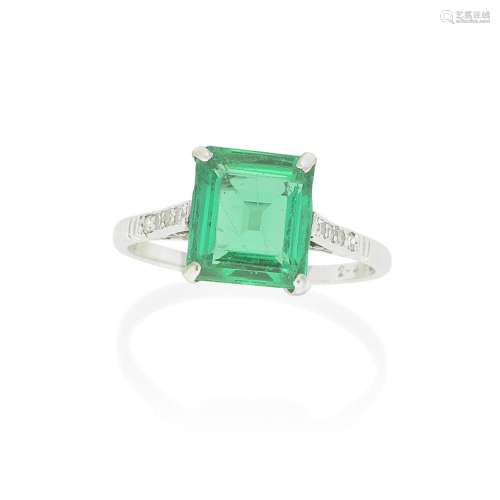 ART DECO EMERALD SINGLE-STONE RING,