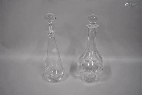 BACCARAT<br />
Ensemble de deux carafes l'une à vin blanc, l...