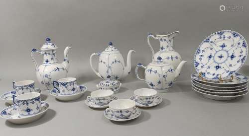 Service à thé en porcelaine modèle à décor d'un motif floral...
