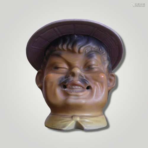 Boîte en biscuit polychrome figurant une tête de chinois, le...
