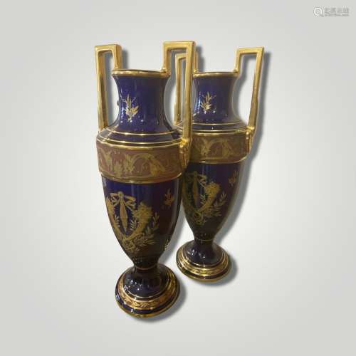 TOURS, Jaget et Pinon<br />
Paire de vases balustres en porc...