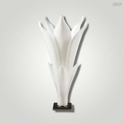 MAISON ROUGIER, vers 1980<br />
Lampe fleurs en plexiglas<br...