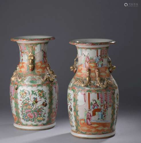 CHINE, Canton - Fin XIXe siècle<br />
Paire de vases en porc...