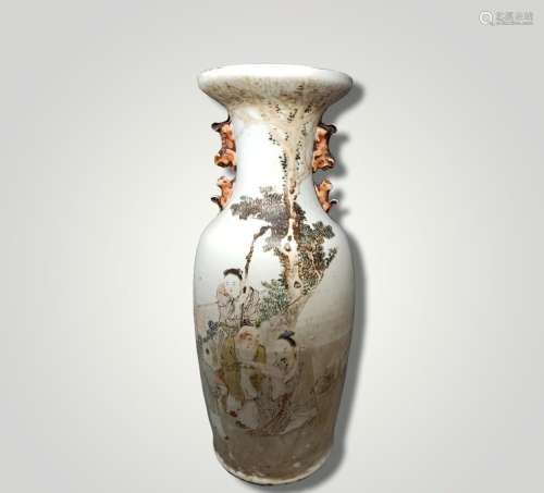 Grand vase en porcelaine de Chine à décor d'émaux polychrome...