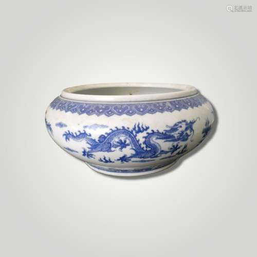 Vase en porcelaine blanche à décor bleu de dragons à cinq gr...