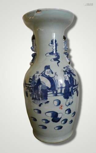 CHINE<br />
Vase en faïence à décor bleu de dignitaires. Chi...