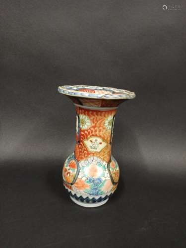 Petit vase en porcelaine Imari à décor de paysages et de fle...